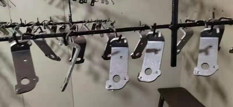 6汽車小(xiao)零件電(dian)泳陶化(hua)